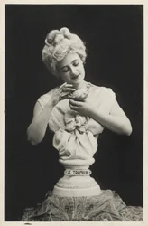 Buste van een vrouw met een vogel